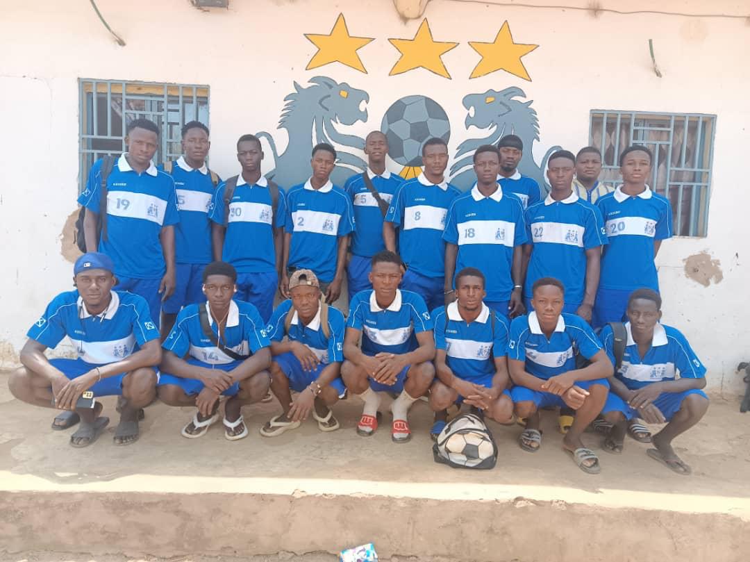 Équipe de match sur terrain de terre