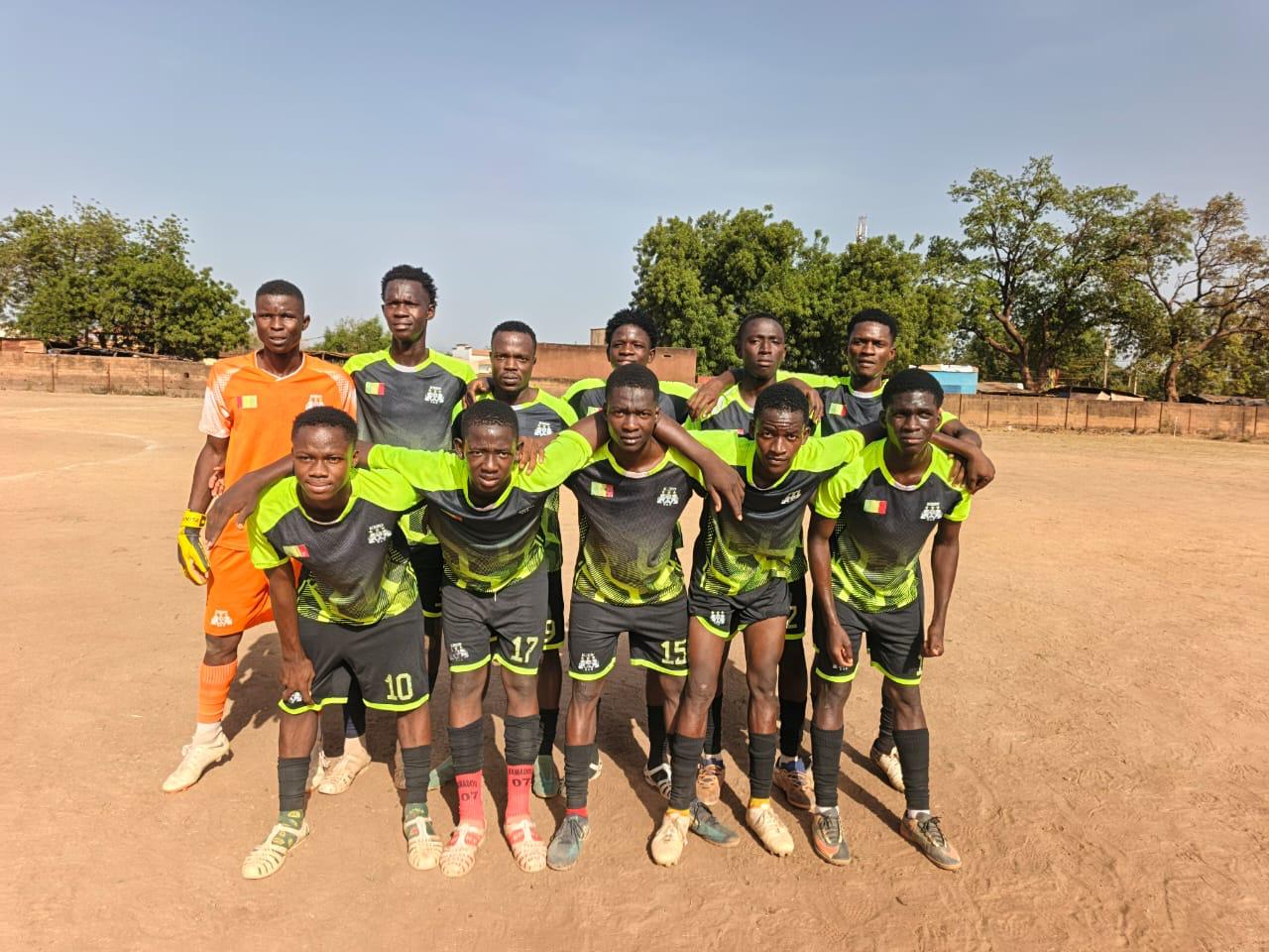 Équipe U17 en match sur pelouse
