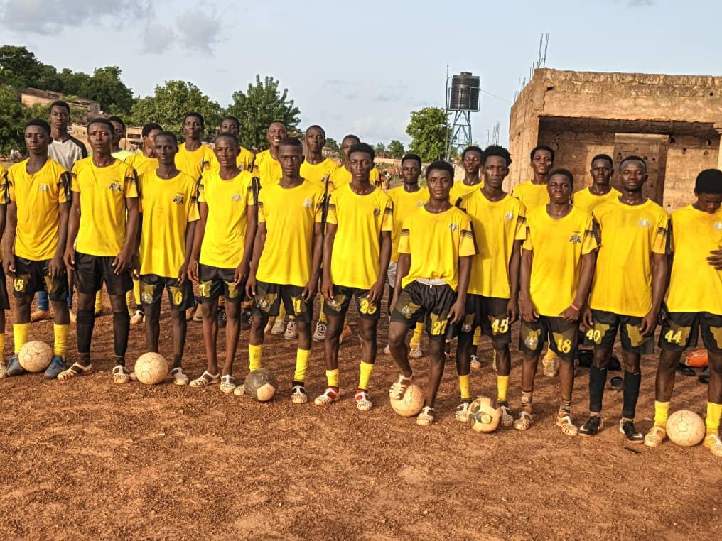 Équipe en maillots jaunes sur terrain